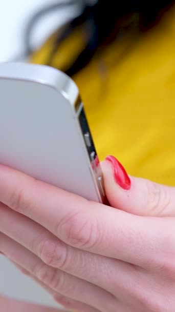 Навести Пальцем Крупный Экран Мобильного Телефона Человека Отправляющего Текстовое Сообщение — стоковое видео