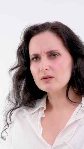 Naštvaná Nespokojená Žena Dívá Přímo Před Sebe Bílé Pozadí Vysoce — Stock video