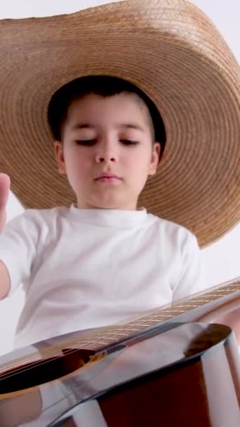 Білий Хлопчик Років Сидить Дивані Грає Акустичній Гітарі Хлопчик Вчиться — стокове відео