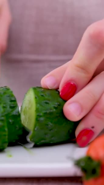 Kærlig Mor Lærer Datter Lave Mad Vegetabilsk Salat Lille Pige – Stock-video