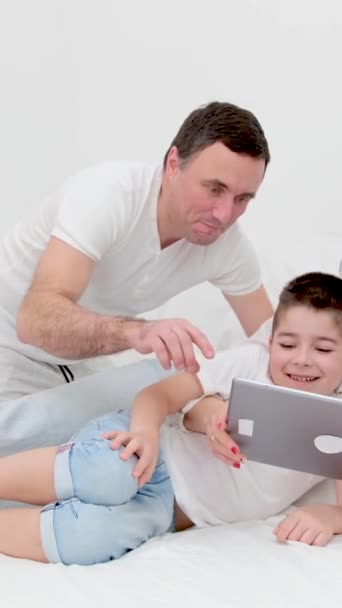 Щаслива Сім Цифрові Технології Сім Батьки Син Лежать Ліжку Використовуючи — стокове відео