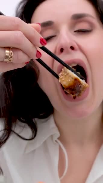 Pancarta Hermosa Morena Comiendo Sushi Con Palillos Cara Cerca Boca — Vídeos de Stock