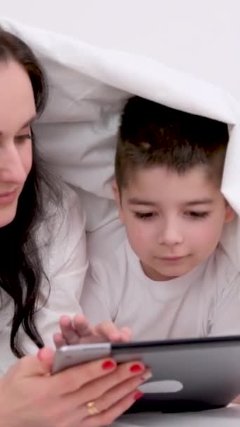 Banner Keluarga Kostum Ibu Duvet Putih Bermain Konsep Tablet Pemanas — Stok Video