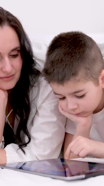 Anne Oğul Yıl Boyunca Beyaz Çarşaf Giyen Çocuk Tablet Arayan — Stok video