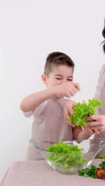 Mutter Sohn Bereitet Salat Mit Händen Reißen Salatblätter Weißen Hintergrund — Stockvideo