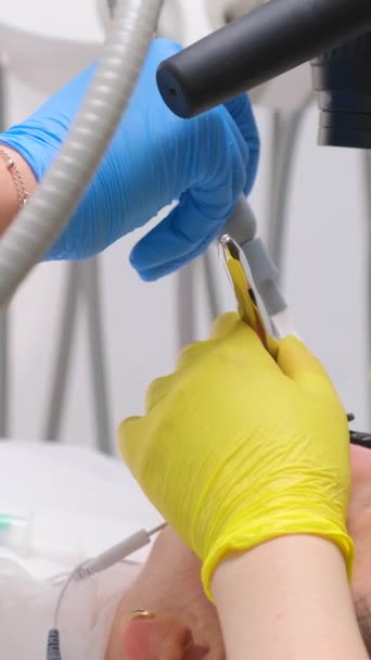 Vrouwelijke Patiënt Opent Haar Mond Onder Tandheelkundige Microscoop Een Professionele — Stockvideo