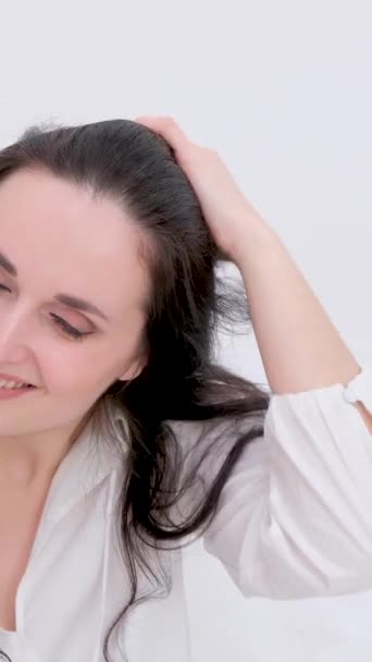 Belle Femme Regarde Souriant Dans Cadre Espace Blanc Pour Texte — Video