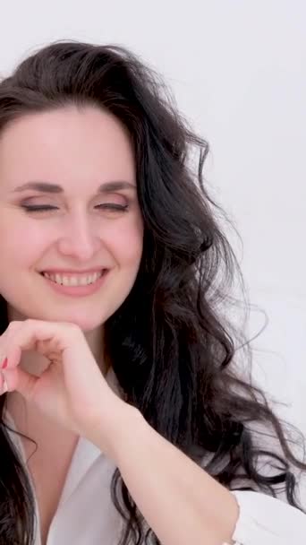 Όμορφη Μελαχρινή Γελάει Καλύπτει Πρόσωπό Της Χέρι Ισιώνει Μαλλιά Κοιτάζει — Αρχείο Βίντεο