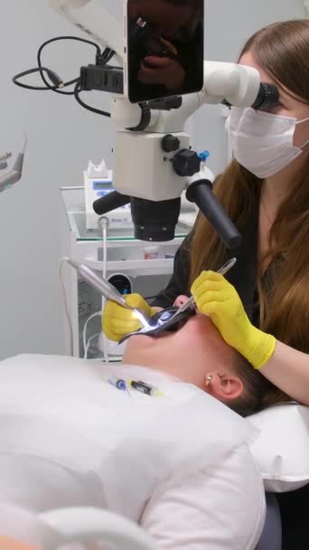 Moderne Tandheelkundige Apparatuur Medium Schot Van Vrouwelijke Tandarts Masker Handschoenen — Stockvideo