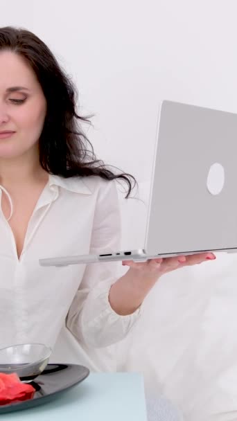 Serbest Çalışan Bir Kadın Bilgisayarında Çalışıyor Öğle Yemeğini Yiyor Suşi — Stok video