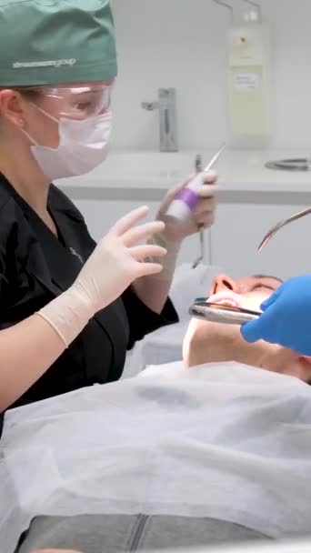 ハード歯の抽出 歯の抽出ツールグレイシーキュレット ピエゾスケーラー ピエゾスケーラー添付ファイル ピエゾスケーラーレンチ ラグジュアリー女性医師歯科医は ウクライナVinnitsa 2023を削除します — ストック動画