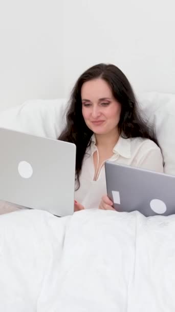 Praca Dom Online Kobieta Pod Kocem Praca Laptopie Obok Syna — Wideo stockowe