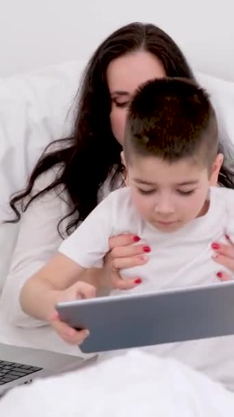 Улыбающиеся Мать Сын Играют Разложенным Кровати Цифровым Планшетом Высокое Качество — стоковое видео