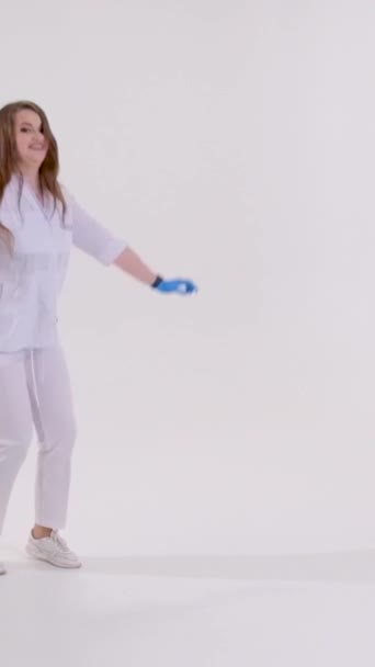 Ευτυχισμένη Γυναίκα Γιατρός Άλμα Ψηλά Ρούχα Λευκό Ιατρικό Κοστούμι Αθλητικά — Αρχείο Βίντεο