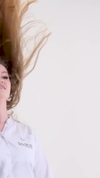 演播室里漂亮的白人女医生在工作日休息放松后抬起头 飘扬着波浪般的头发 — 图库视频影像