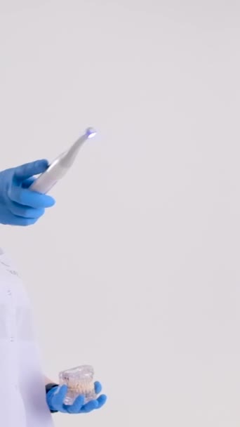 Photopolymer Lambası Doktor Fairy Beyaz Tıbbi Kıyafetli Parlayan Mavi Bir — Stok video
