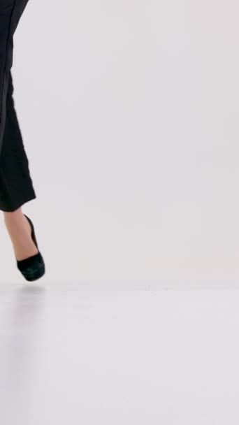Жіночі Ноги Високих Підборах Взутті Ходять Уздовж Білого Фону Залу — стокове відео