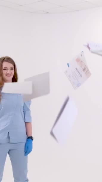 Mavi Takım Elbiseli Kadın Doktor Hijyenik Eldivenler Tıp Fakültesinden Mezun — Stok video