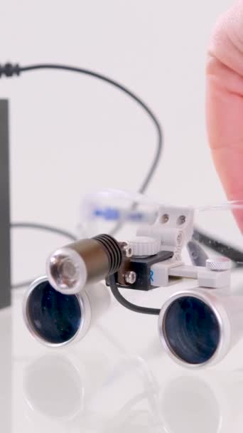 Vrai Dentiste Tient Les Lunettes Médicales Avec Des Lentilles Binoculaires — Video