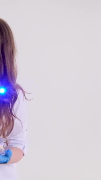 Lampa Fotopolimerowa Doctor Fairy Świecącą Niebieską Lampą Białym Garniturze Medycznym — Wideo stockowe