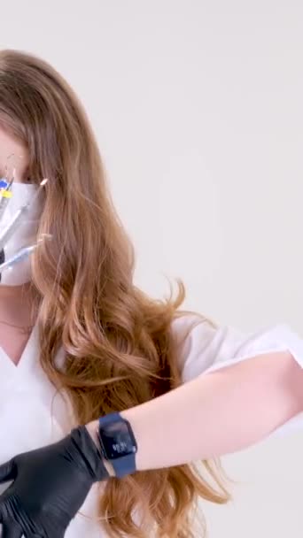 Beautiful Woman Dentist White Suit White Mask Flowing Hair Holds — Stock Video