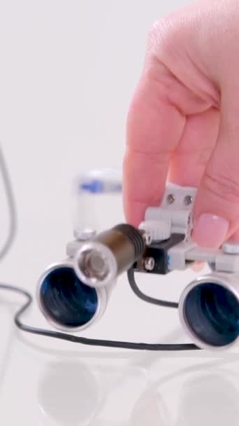 기술을 검사에 적용하고 있습니다 조심스레 쌍안경 치료를 있습니다 — 비디오