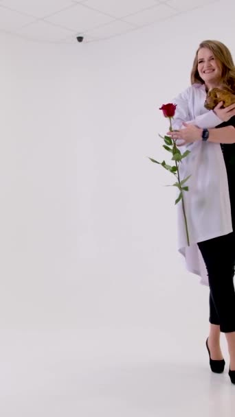 Mulher Modelo Estúdio Metade Escolha Casaco Branco Entre Trabalho Beleza — Vídeo de Stock