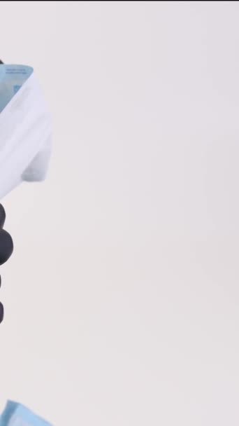 Siyah Eldivenli Pullu Kadın Elleri Beyaz Arka Plan Diş Tedavisi — Stok video