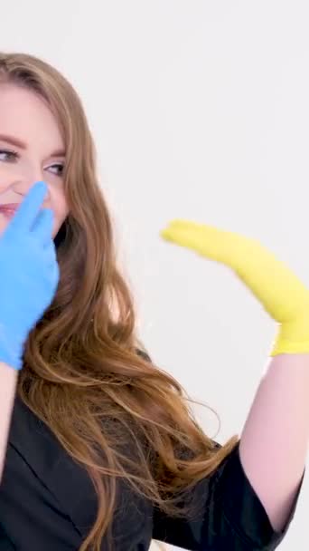 Vrouwelijke Arts Maskers Kin Geel Blauwe Handschoenen Wijst Een Lege — Stockvideo