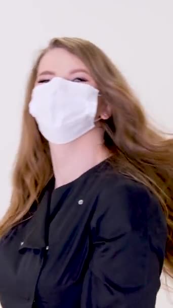 Stüdyoda Beyaz Arka Planda Maske Takan Siyah Takım Elbiseli Bir — Stok video