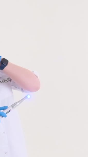 Piękny Uśmiech Seksowna Pielęgniarka Lub Kobieta Lekarz Stojący Isjlated Tle — Wideo stockowe