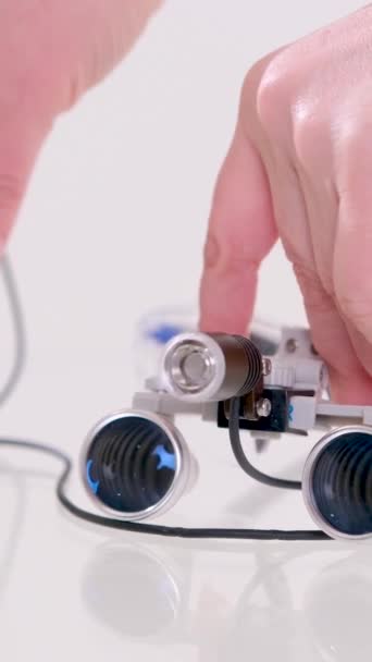 双筒望远镜在白表牙科器械上的特写 用于治疗牙龈假牙充填管放大的外科图像 — 图库视频影像