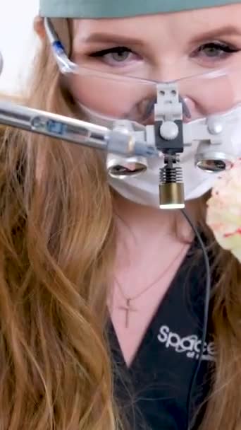 麻醉课一个女医生拿着一个大注射器给玫瑰花注射 比喻手术是如何进行的 — 图库视频影像