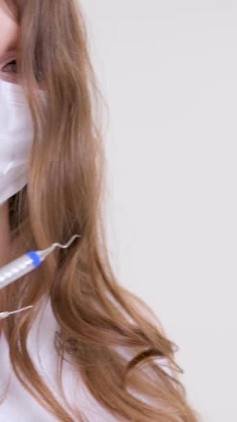 Bela Mulher Dentista Terno Preto Com Uma Máscara Branca Com — Vídeo de Stock