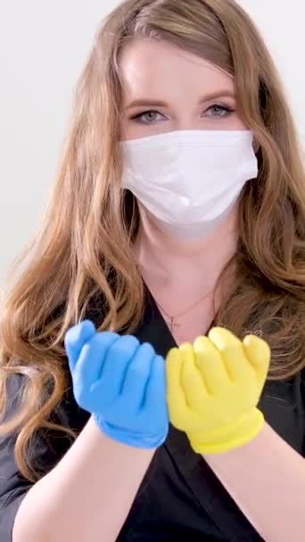 손가락을 파란색 장갑을 의사는 전쟁을 마스크를 여성처럼 자신있게 보이지 않는다 — 비디오