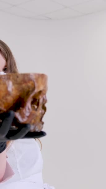 頭蓋骨でオカルト 女性は頭蓋骨と燃えるろうそくの上に手を移動します 高品質4K映像 — ストック動画