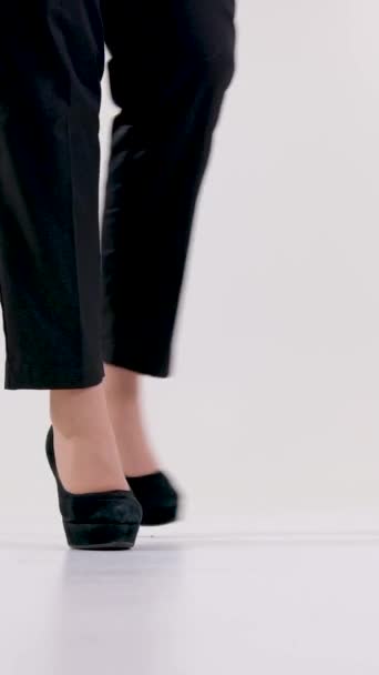 Pernas Femininas Sapatos Salto Alto Estúdio Branco Casualmente Andando Livremente — Vídeo de Stock