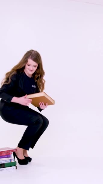 Доросла Дівчина Сидить Книгах Нюхаючи Червону Троянду Білому Тлі Простір — стокове відео
