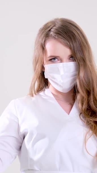 Όμορφη Γυναίκα Οδοντίατρος Μαύρο Κοστούμι Λευκή Μάσκα Ρέοντα Μαλλιά Κρατά — Αρχείο Βίντεο