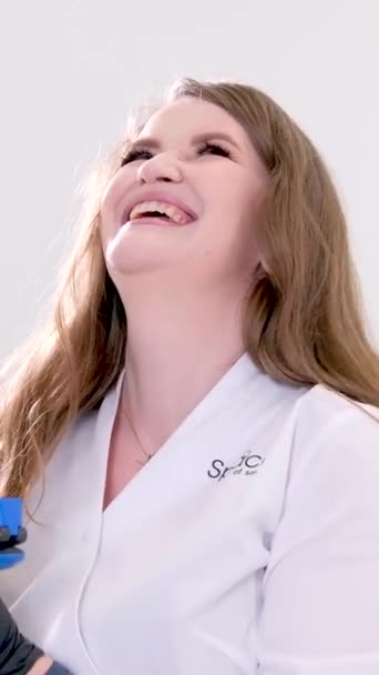 Zdravotní Sestra Komunikuje Lékařem Ošetření Zubní Protézy Komunikace Klientem Důvěryhodný — Stock video