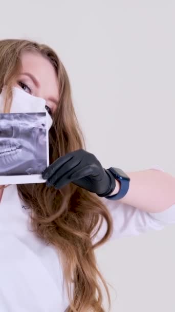 Bela Dentista Feminina Máscara Detém Tiro Panorâmico Cavidade Oral Mãos — Vídeo de Stock