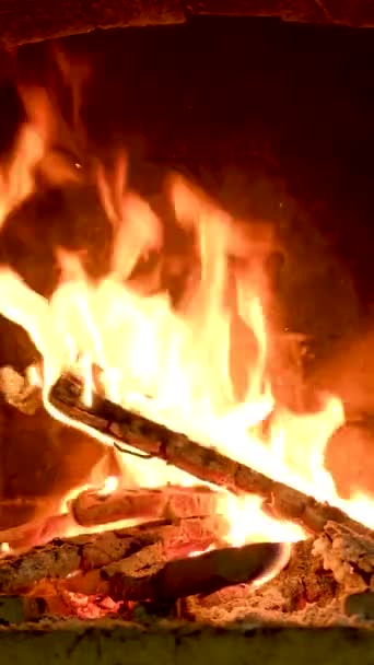 Oheň Hořící Cihlovém Krbu Plameny Letící Popel Vysoce Kvalitní Záběry — Stock video