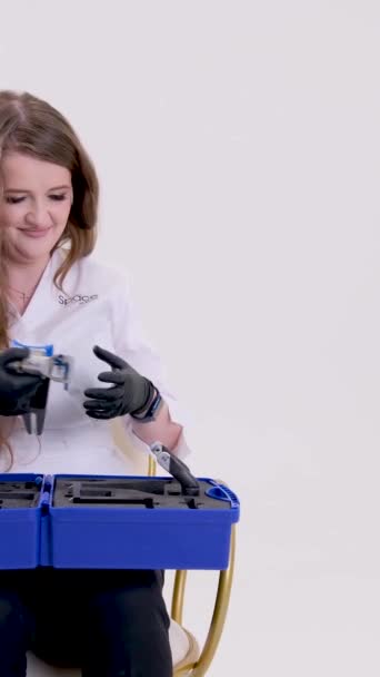 Artex Rendszer Amanngirrbach Fogászati Articulator Kezében Női Orvos Kinyitja Bőröndöt — Stock videók