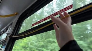 Kanada otobüslerini durdurmak için halat çekmelisiniz, teller ses çıkarmalı dur sinyali vermeli, kadınlar otobüsü durdurmalı, tabelaya basmalı, çıkmalı, yolculuğu bitirmeli, Vancouver Kanada, Surrey.