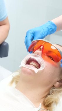 Sıvı cofferdam diş eti beyazlatıcı madde optragat pervane açıcı eylemlerinden izole etmek için diş prosedürü bittikten sonra doktor ağız genişleticiyi çıkartır ve gözlük alır. 