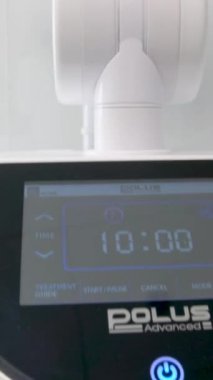 İşlem doktorunu aç. Eldivenli düğmeye bas. Cihaz, dişli ultraviyole lazerle gelişmiş beyazlatma sisteminin ötesine geçer. 