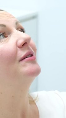 Aynaya bakan, dişçi muayenehanesindeki dişçi muayenesinden sonra gülümseyen dişçi, dişçi kliniğindeki hasta hayranı neşeli kadın ol. 