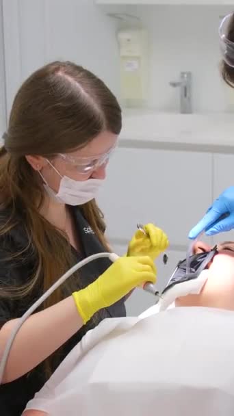 Equipamento Odontológico Moderno Médio Tiro Luvas Máscara Dentista Feminino Usando — Vídeo de Stock