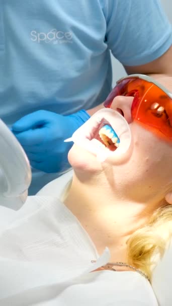 Οδοντίατρος Ασθενής Ανοιχτό Στόμα Προσπαθεί Μιλήσει Γιατρό Κουνώντας Κεφάλι Γυναίκα — Αρχείο Βίντεο