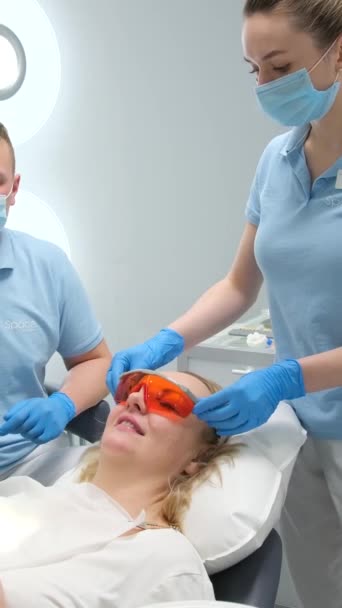 Fotopolimer Lámpával Való Munkavégzésre Szolgáló Védőszemüveget Nővér Távolítja Női Betegből — Stock videók
